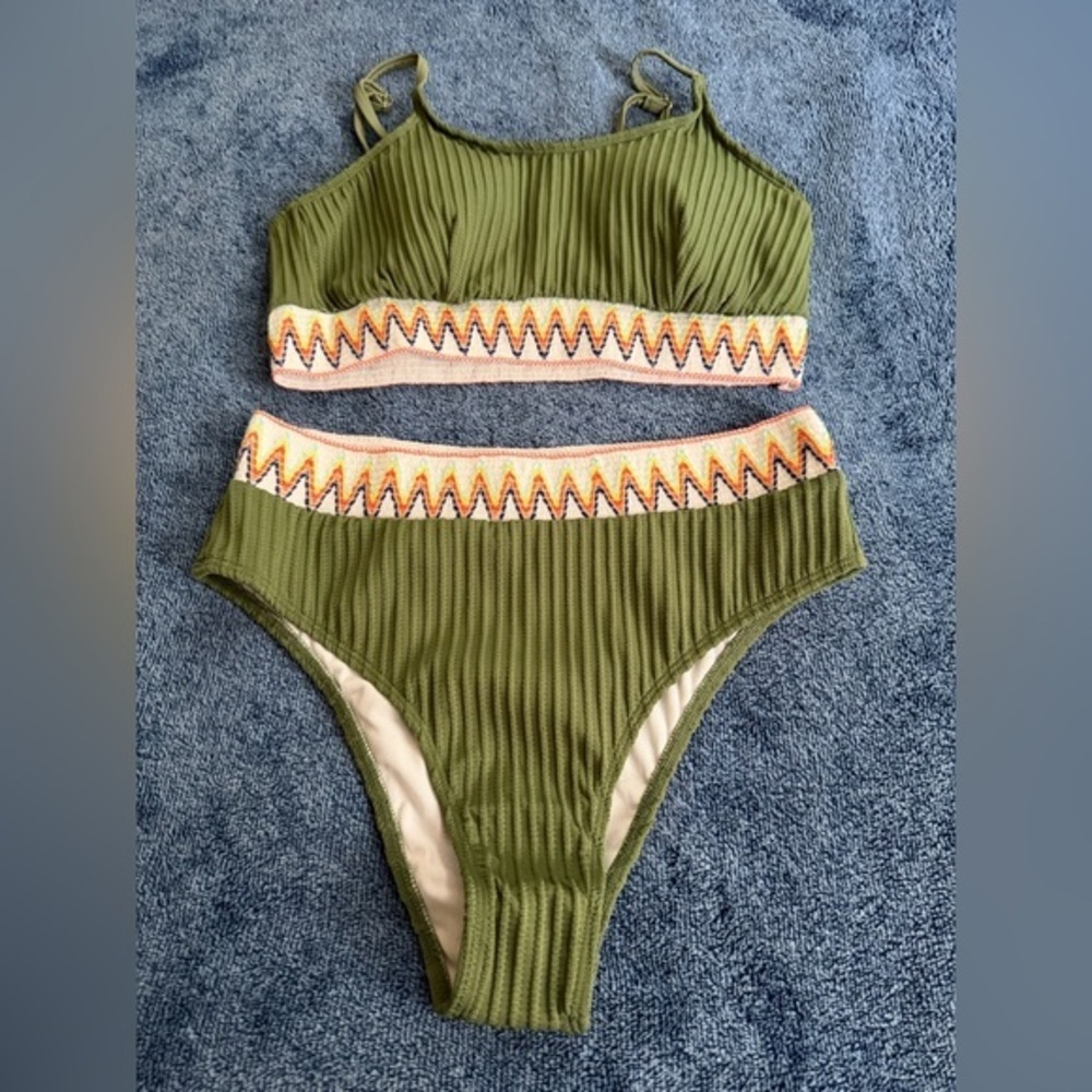 Green Ribbed Bikini Set with Zigzag Pattern - Picture 2 of 3